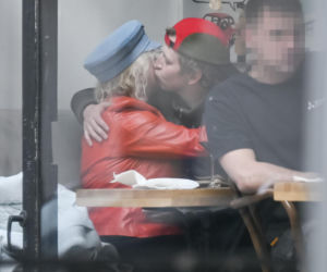 Katarzyna Figura przytula Maćka Musiałowskiego