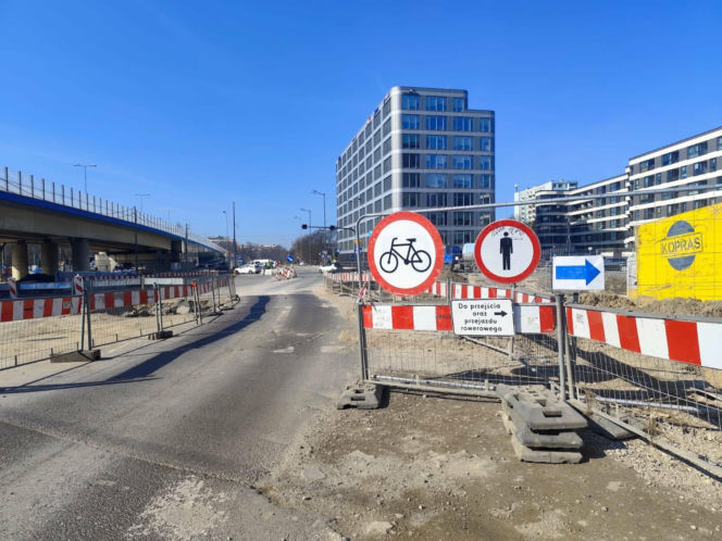 W Krakowie rowerzystka zginęła pod kołami ciężarówki. Zaskakująca decyzja w sprawie kierowcy