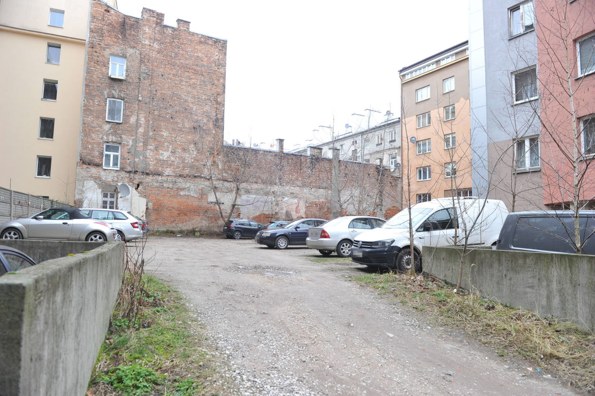  Śmieciowy absurd przy Czynszowej. Nie ma miejsca na altanę śmietnikową 