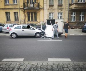 Zderzenie osobówki z samochodem dostawczym na ul. Grunwaldzkiej w Bydgoszczy [ZDJĘCIA]
