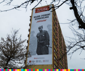 Białystok. Na wieżowcach wiszą billboardy upamiętniające Łupaszkę