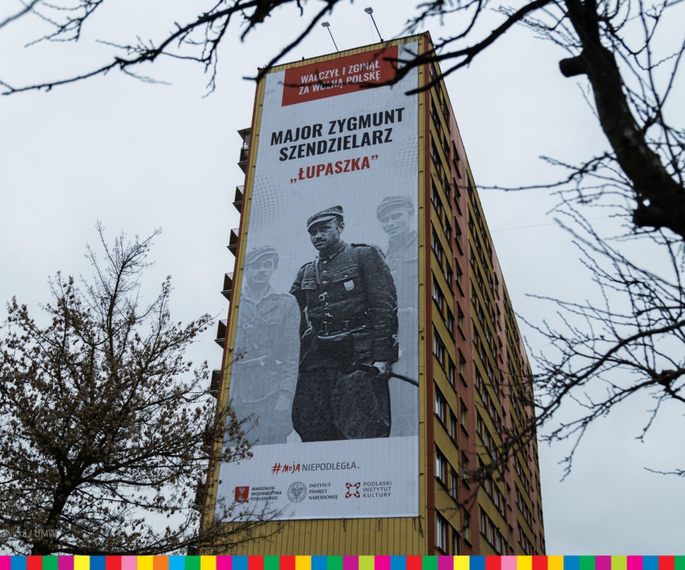 Białystok. Na wieżowcach wiszą billboardy upamiętniające Łupaszkę