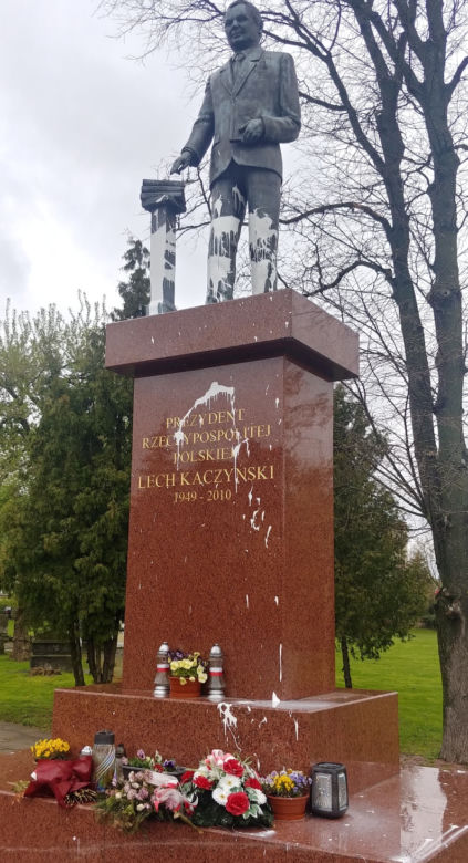 Pomnik Lecha Kaczyńskiego w Siedlcach oblany farbą. Sprawca został zatrzymany