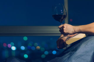 Ten powszechny wieczorny nawyk sabotuje twój sen. Eksperci wskazują proste rozwiązanie