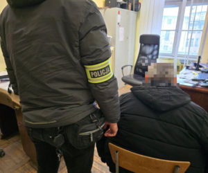 Kradzieże aut z parkingu lotniska we Wrocławiu. Złodziej używał lawety