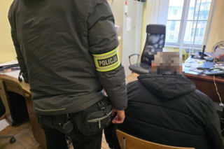 Kradzieże aut z parkingu lotniska we Wrocławiu. Złodziej używał lawety