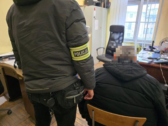 Kradzieże aut z parkingu lotniska we Wrocławiu. Złodziej używał lawety