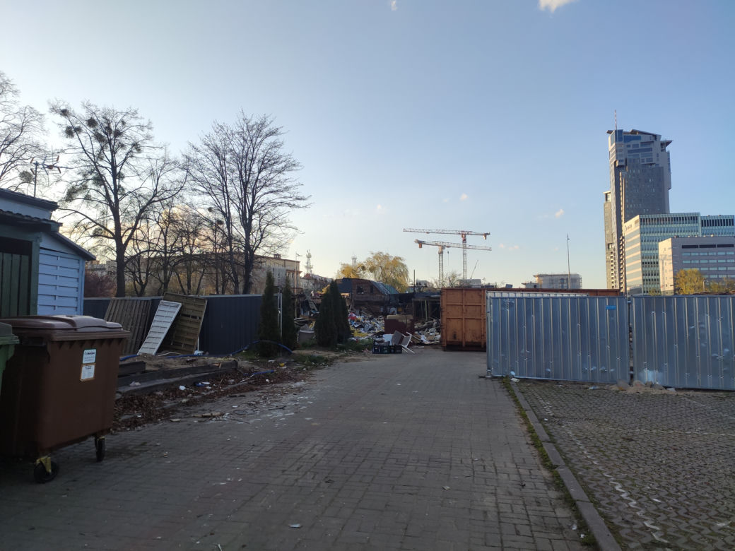 Rozbiórka klubu Pokład i lokali gastronomicznych w centrum Gdyni na Skwerze Kościuszki