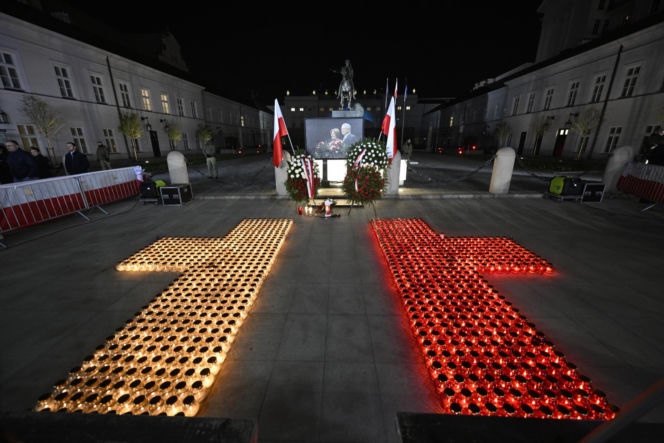 Marsz Pamięci PiS przeszedł ulicami Warszawy. To już 16 lat po katastrofie smoleńskiej