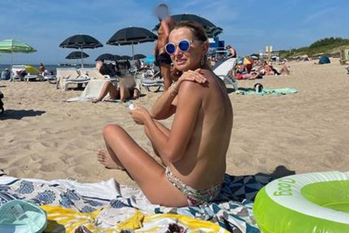 Joanna Moro topless na publicznej plaży