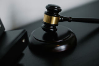 To będzie pierwszy taki proces w Polsce. Znany lektor idzie do sądu