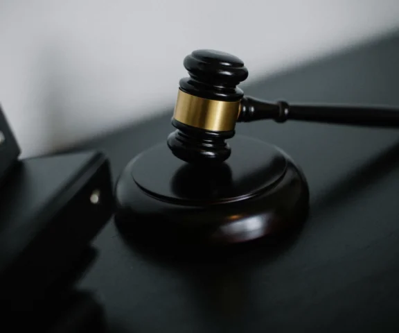 To będzie pierwszy taki proces w Polsce. Znany lektor idzie do sądu