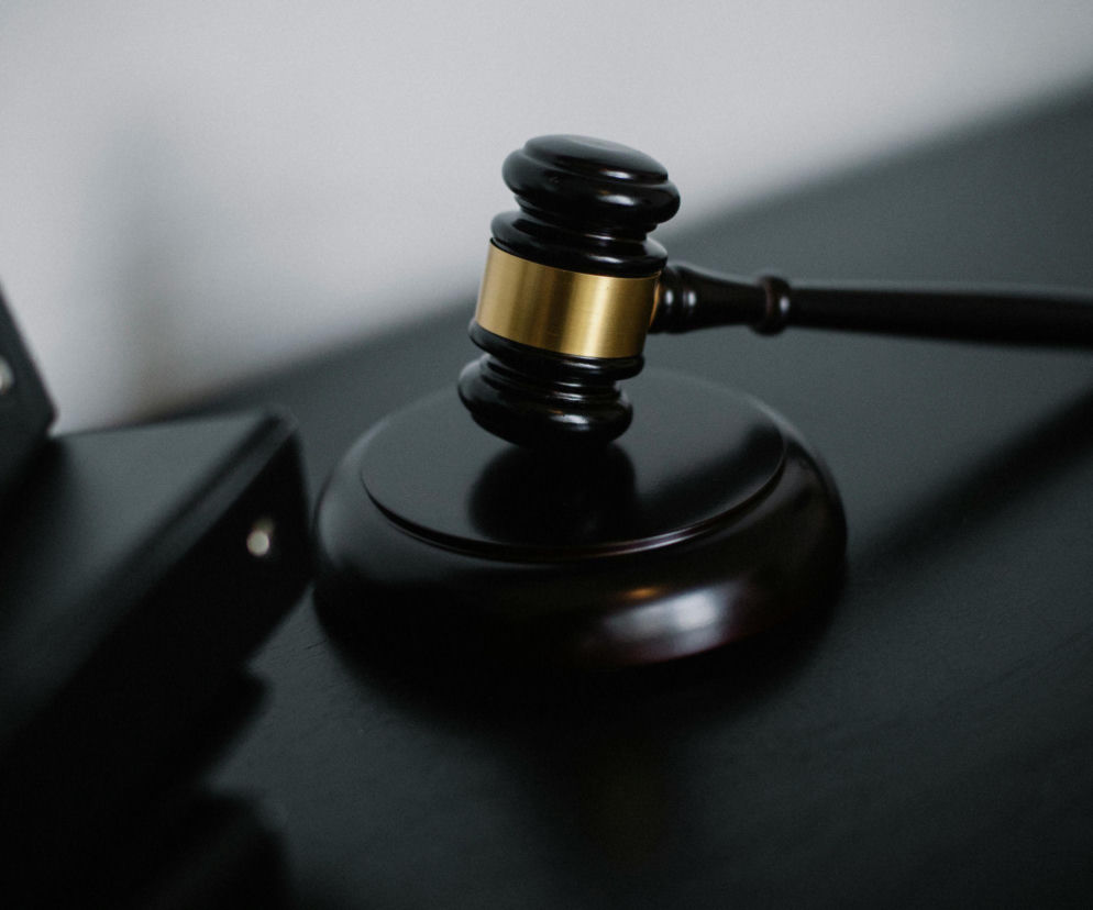 To będzie pierwszy taki proces w Polsce. Znany lektor idzie do sądu