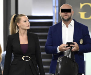 Była Jacka Rozenka wspierała byłego Dody w sądzie. Jest o 16 lat młodsza!