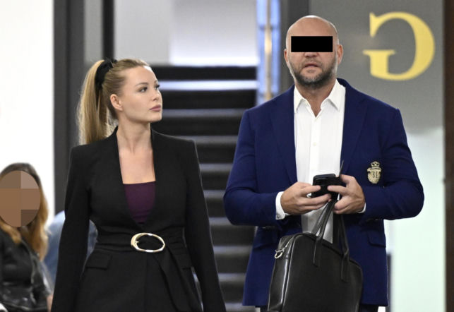 Była Jacka Rozenka wspierała byłego Dody w sądzie. Jest o 16 lat młodsza!