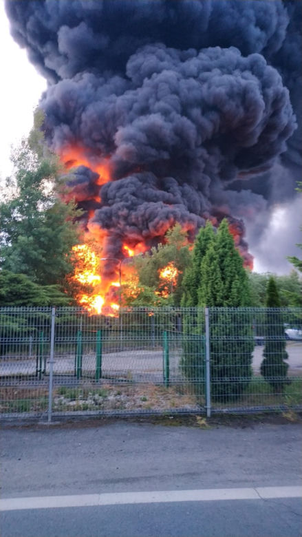 Gigantyczny pożar na Dolnym Śląsku. Płonie składowisko opon! W jęzorami ognia walczy 35 zastępów straży pożarnej