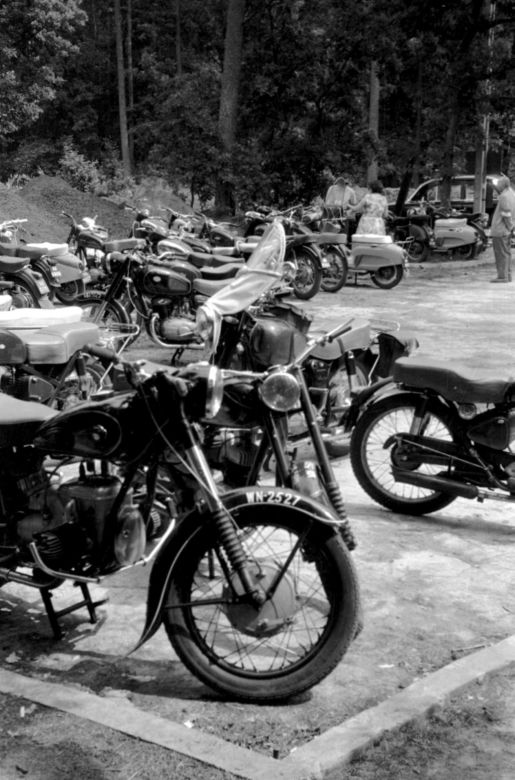 Motocykle na parkingu w Zalesiu Górnym, 1967
