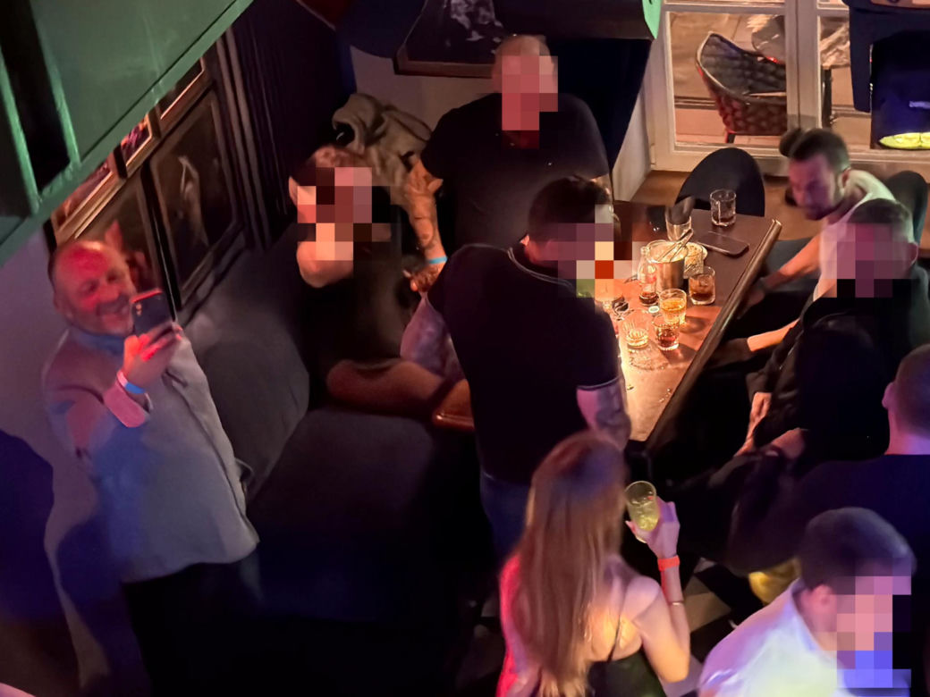 Posłowie Bartosz Romowicz i Piotr Górnikiewicz po wieczornym głosowaniu przyjechali do klubu Piano Bar