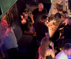 Posłowie Bartosz Romowicz i Piotr Górnikiewicz po wieczornym głosowaniu przyjechali do klubu Piano Bar