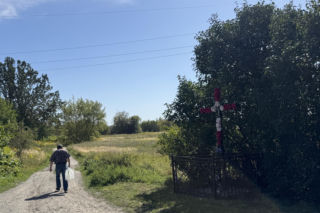Lepiej zejść mu z drogi. Wojciech K. zniszczył krzyż przy kapliczce