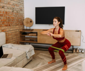 Daje efekty jak ciężary, a kosztuje grosze. Nauka potwierdza: tak wzmocnisz ciało bez wychodzenia z domu