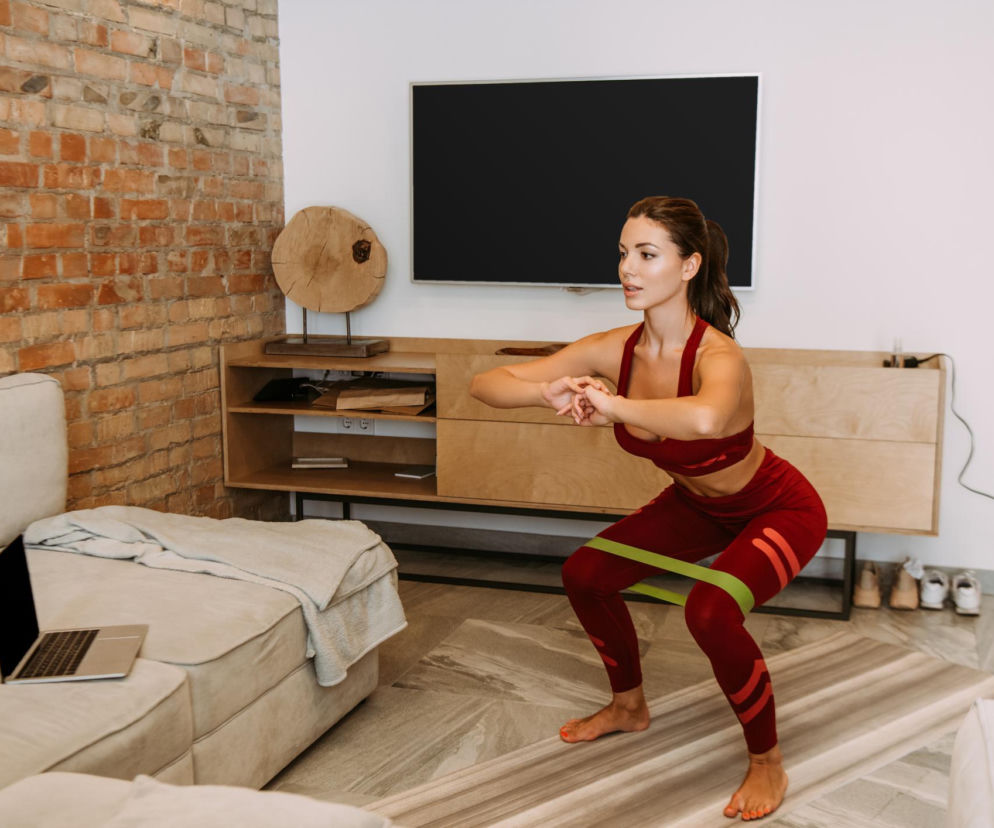 Daje efekty jak ciężary, a kosztuje grosze. Nauka potwierdza: tak wzmocnisz ciało bez wychodzenia z domu