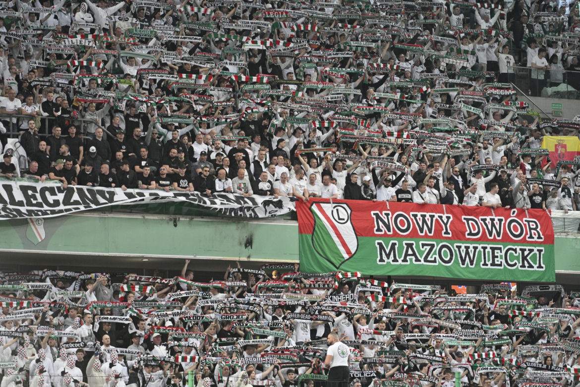 Kibice nie zawiedli podczas meczu Legia - Widzew. Efektowne zdjęcia z trybun