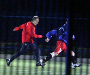 Donald Tusk gra w piłkę