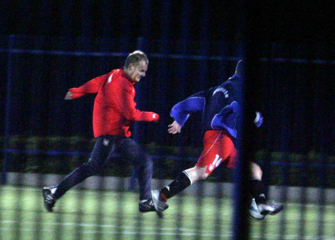 Donald Tusk gra w piłkę