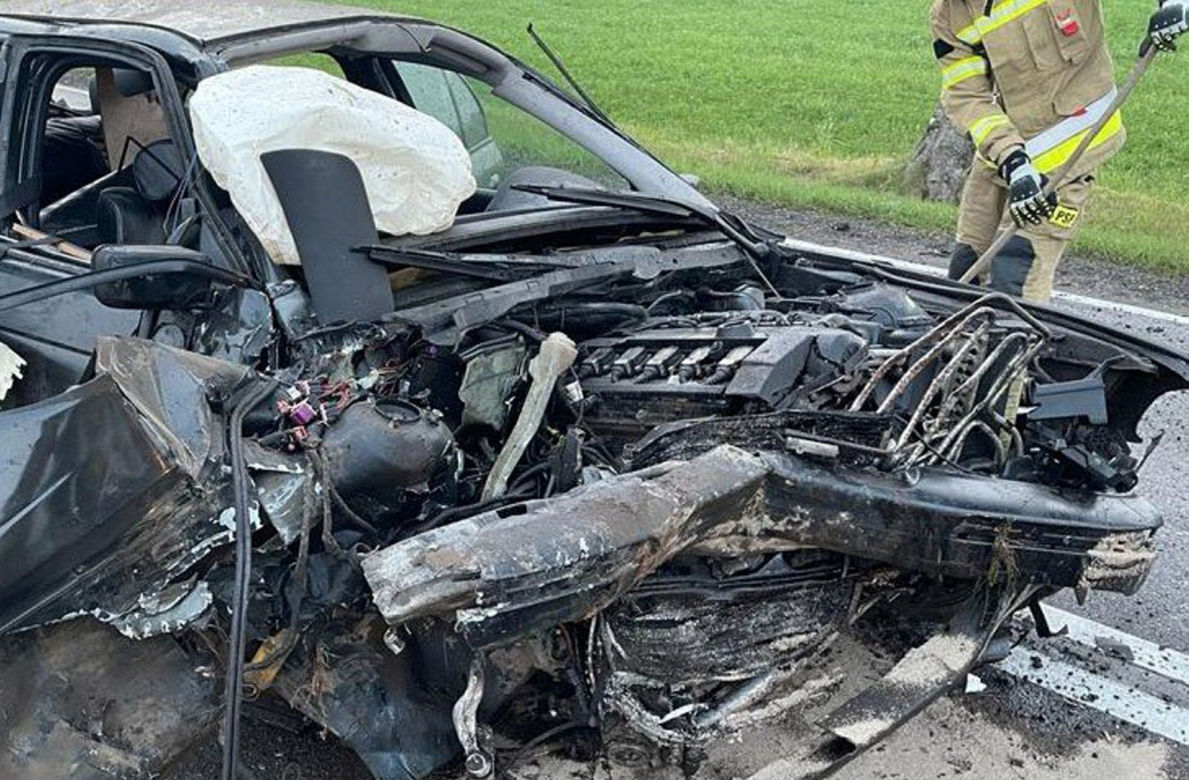 Makabryczny wypadek pod Przasnyszem! BMW z 4 osobami roztrzaskało się o drzewo [ZDJĘCIA].