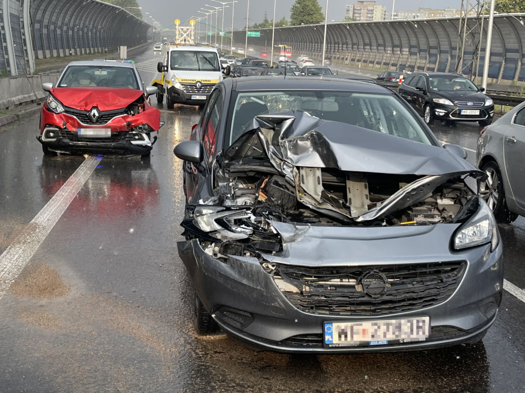 Horror na S8. Zderzyły się dwa samochody osobowe i bus. Jedna osoba została ranna