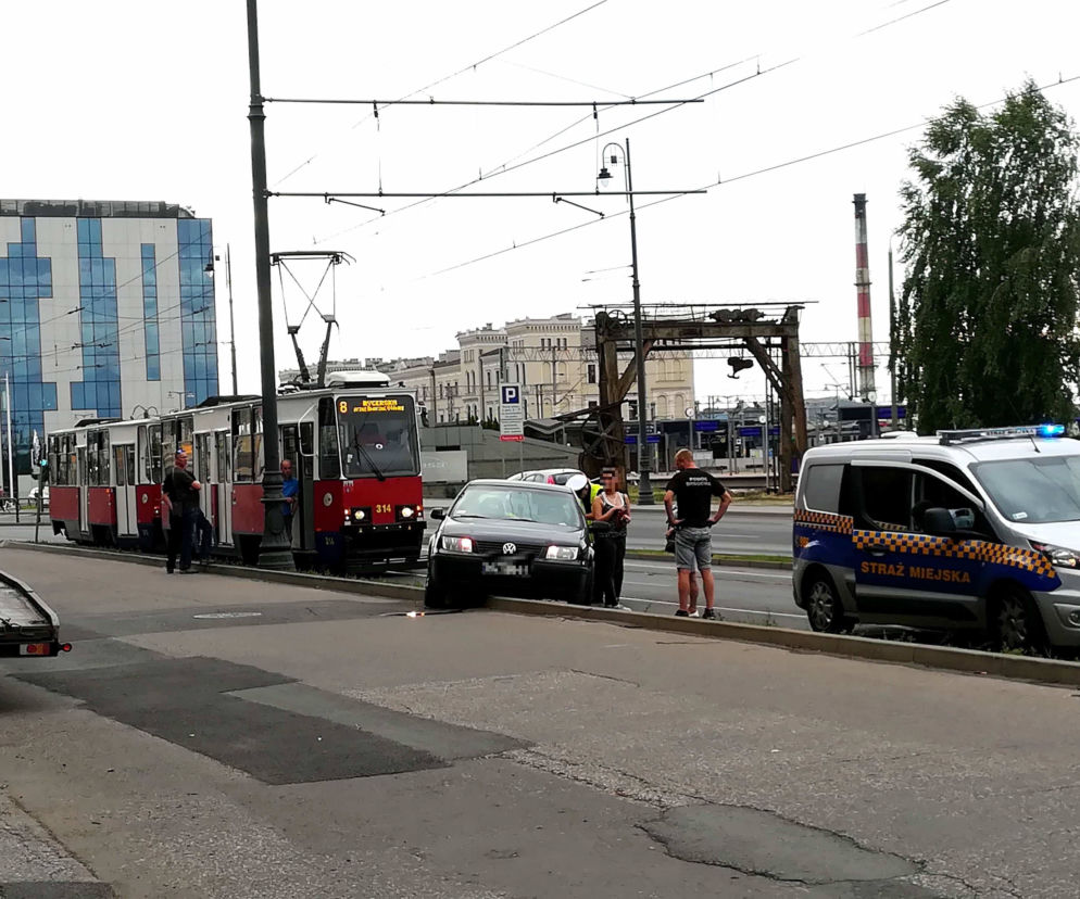 Samochód zablokował ruch tramwajów na ul. Zygmunta Augusta w Bydgoszczy! [ZDJĘCIA]