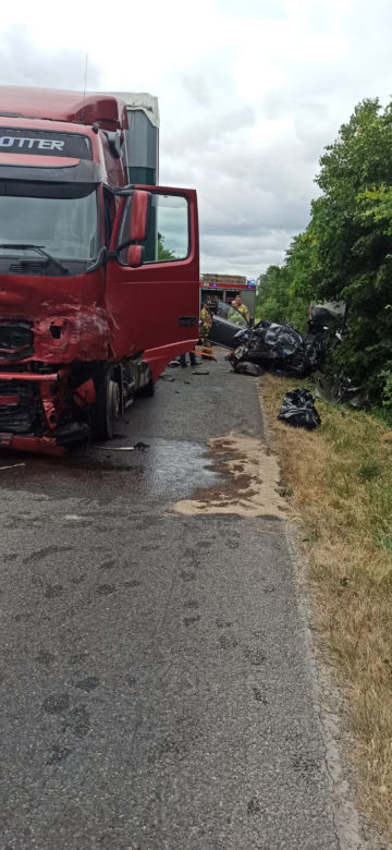 Śmiertelny wypadek w Małopolsce. Auto dosłownie wbiło się w ciężarówkę