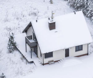 Dom Ziobry zasypany śniegiem czeka na gospodarza