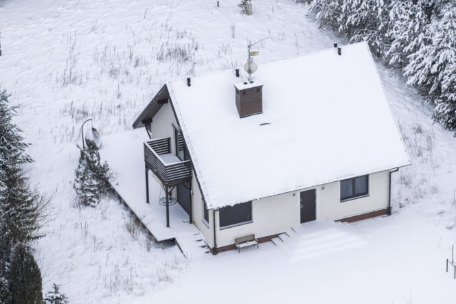 Dom Ziobry zasypany śniegiem czeka na gospodarza
