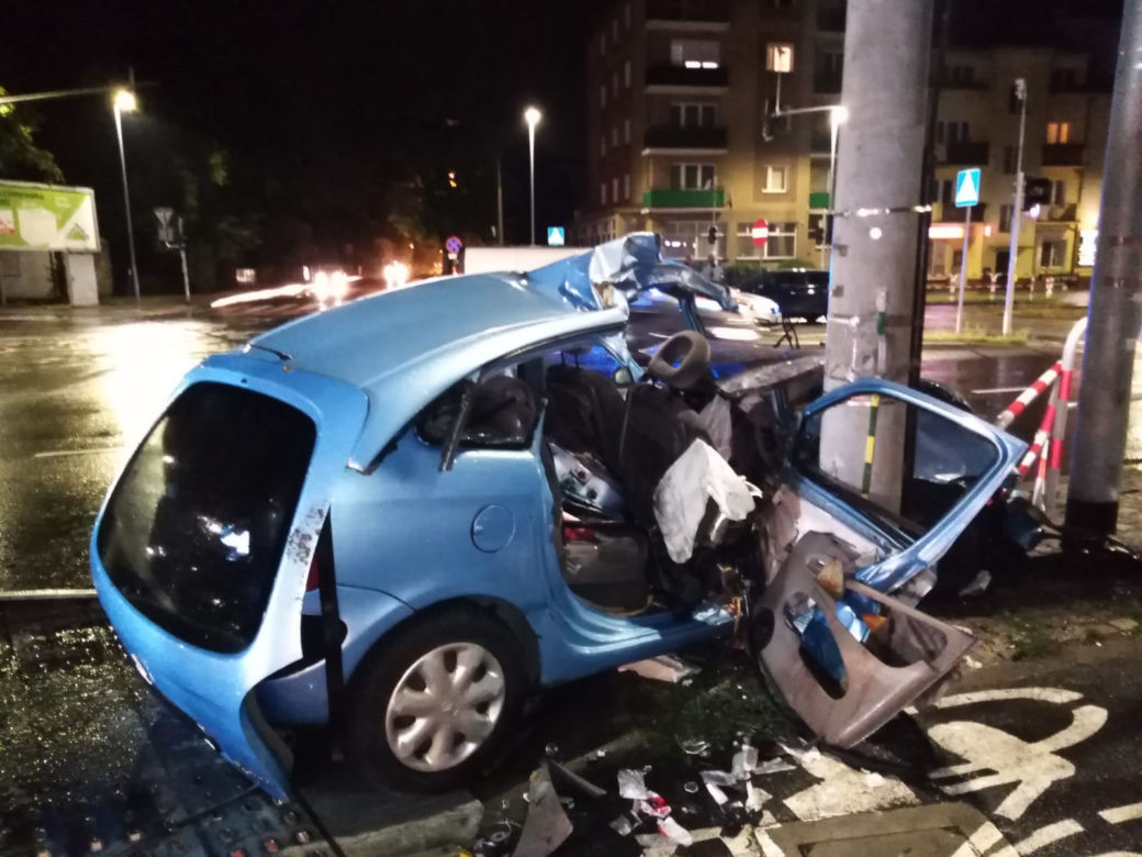 Poważny wypadek w Toruniu. Samochód osobowy wylądował na słupie oświetleniowym!