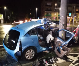Poważny wypadek w Toruniu. Samochód osobowy wylądował na słupie oświetleniowym!