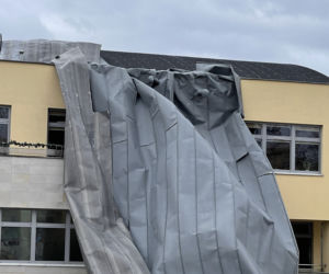Wiatr zerwał dach z budynku szkoły. Trwa walka ze skutkami wichury