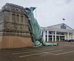 Statua Wolności runęła na ziemię! Powalił ją silny wiatr