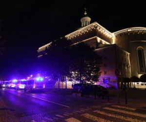 Strajk kobiet w Katowicach: Wyszedł do policji z kwiatami. Reakcja wzrusza!