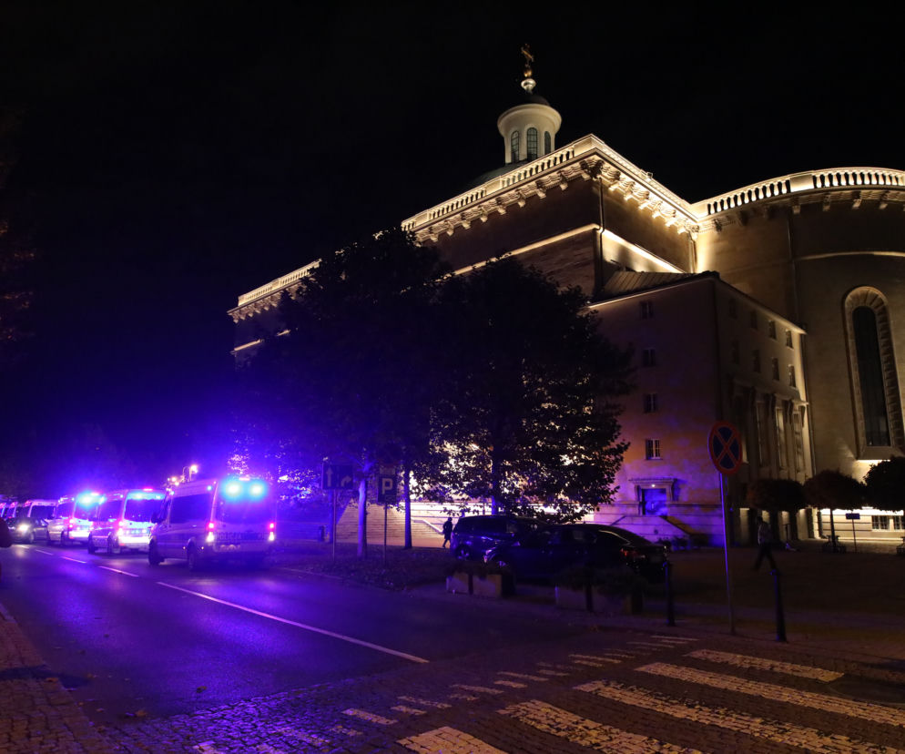 Strajk kobiet w Katowicach: Wyszedł do policji z kwiatami. Reakcja wzrusza!