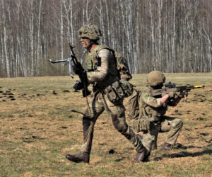 Brytyjscy żołnierze, ćwiczenia na poligonie