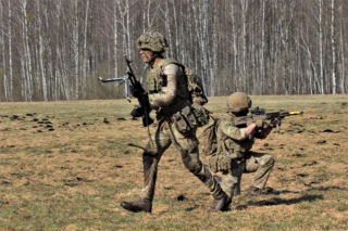 Jak działać pod ostrzałem? Brytyjscy „Kłusownicy” na polskim poligonie