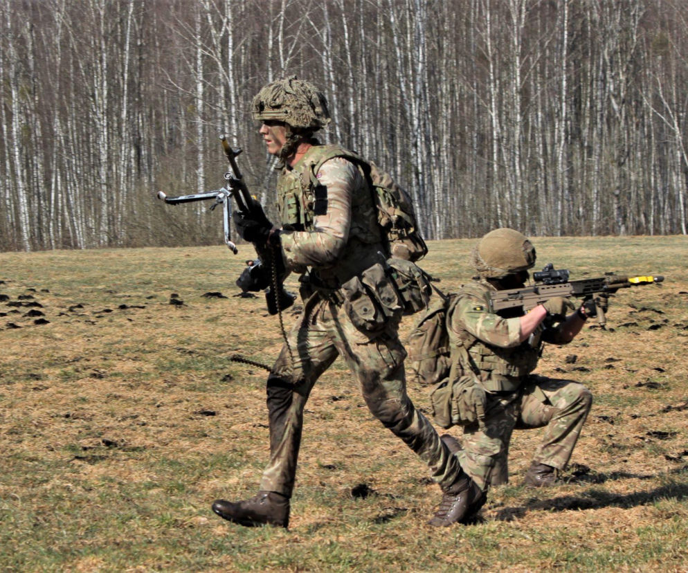 Jak działać pod ostrzałem? Brytyjscy „Kłusownicy” na polski poligonie