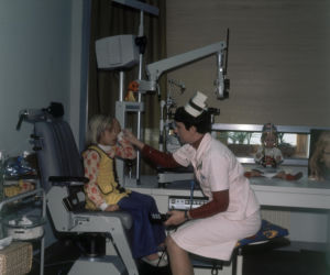 Pielęgniarka bada dziewczynkę - 1978 r