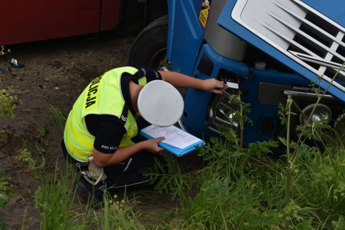 Szokujący wypadek pod Sochaczewem! 29-latka zginęła w roztrzaskanym volkswagenie [ZDJĘCIA]