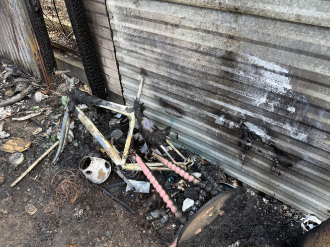 Dym nad centrum handlowym w Warszawie