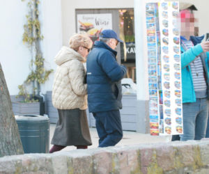 Stefan Friedmann z żoną na spacerze