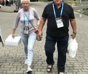 RODZICE EDYTY GÓRNIAK NIOSĄ JEJ WAŁÓWKĘ