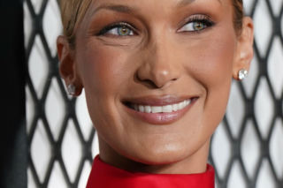 Modowy koszmar lat 90. wraca na ulice. Noszą go już Hailey Bieber i Bella Hadid